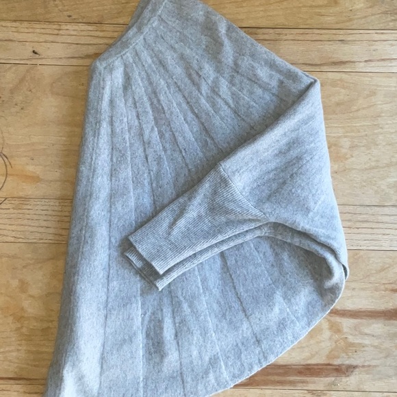 Neiman Marcus Cashmere Dolman Sleeve Poncho, Grey Sweater. M/L - Picture 5 of 9